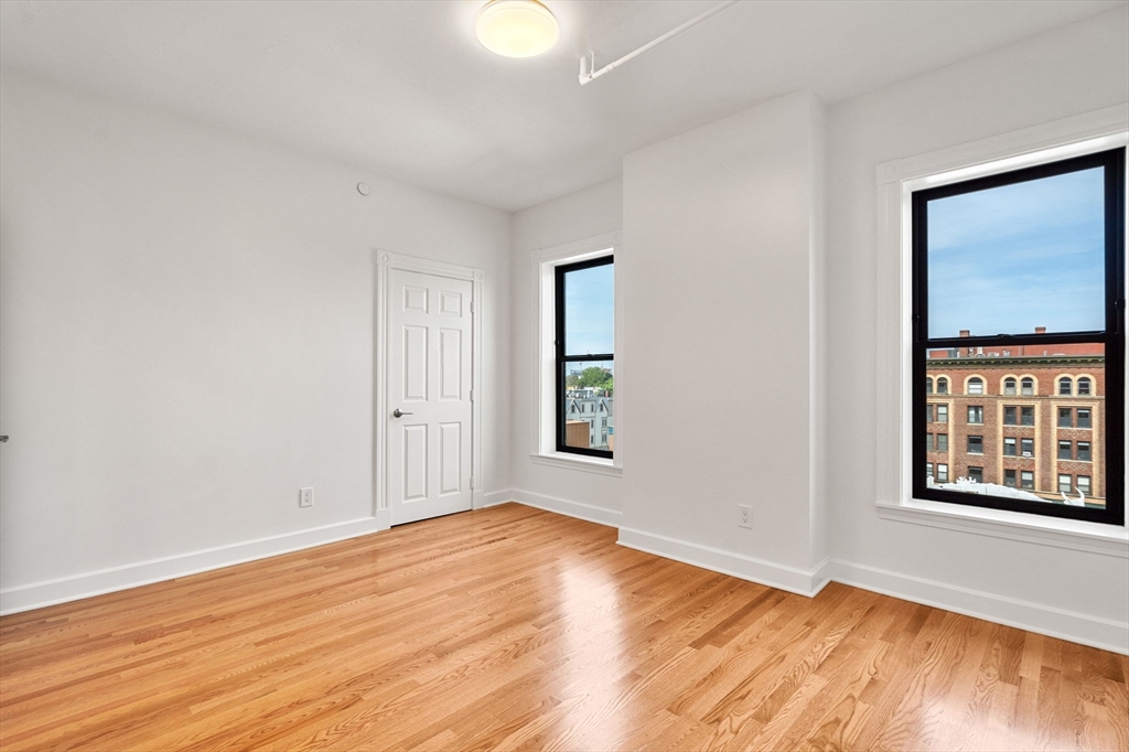 Cambridge, Massachusetts 02139, United States, 4 Bedrooms Bedrooms, ,2 BathroomsBathrooms,Residential,Pending,81256