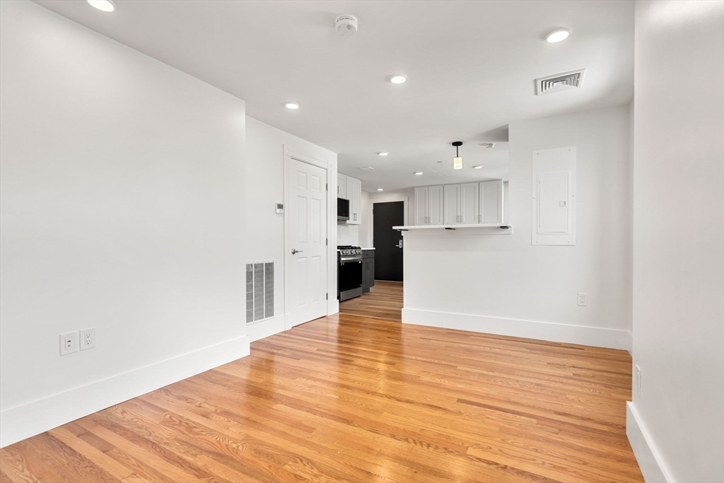 Cambridge, Massachusetts 02139, United States, 4 Bedrooms Bedrooms, ,2 BathroomsBathrooms,Residential,Pending,81256