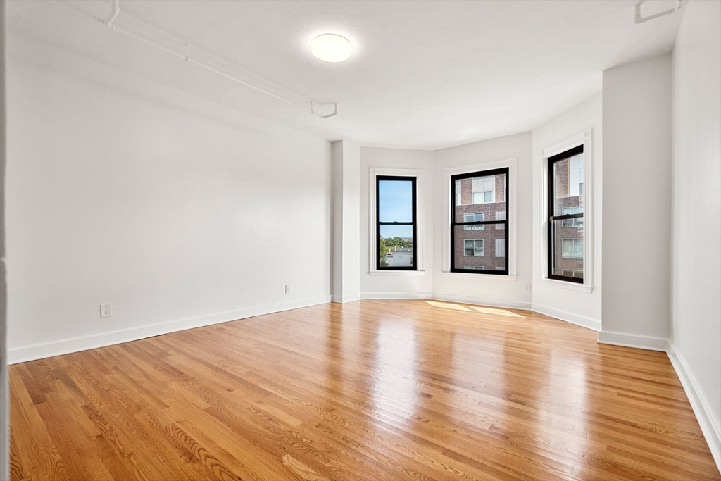 Cambridge, Massachusetts 02139, United States, 4 Bedrooms Bedrooms, ,2 BathroomsBathrooms,Residential,Pending,81256