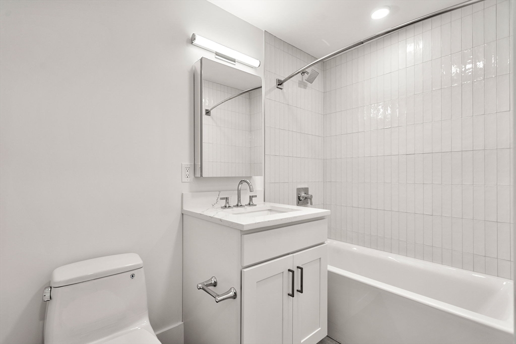 Cambridge, Massachusetts 02139, United States, 4 Bedrooms Bedrooms, ,2 BathroomsBathrooms,Residential,Pending,81256