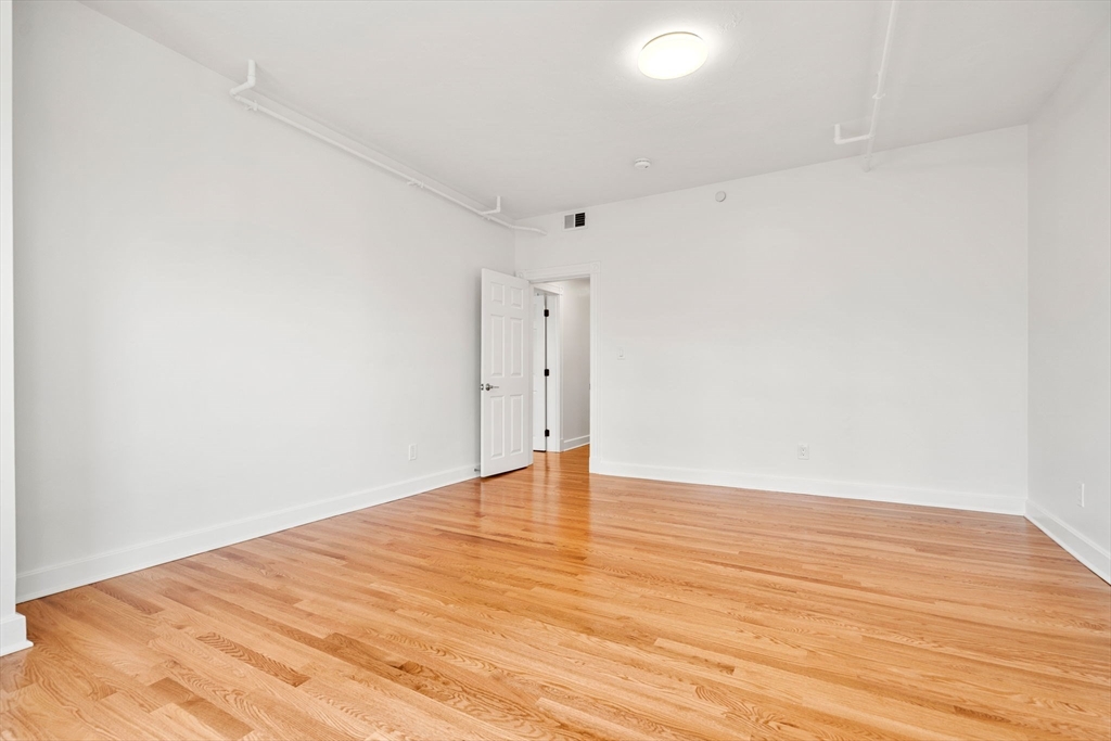 Cambridge, Massachusetts 02139, United States, 4 Bedrooms Bedrooms, ,2 BathroomsBathrooms,Residential,Pending,81256