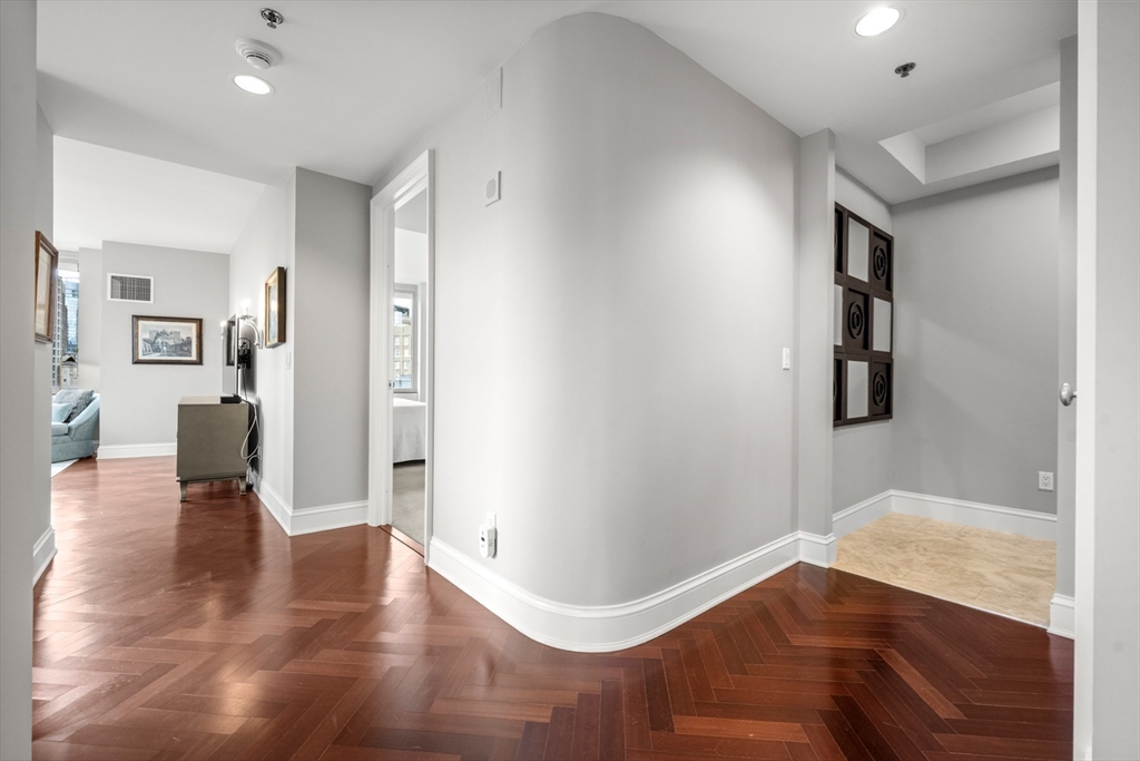 1 Charles St South 1110