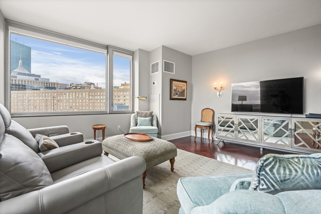 1 Charles St South 1110