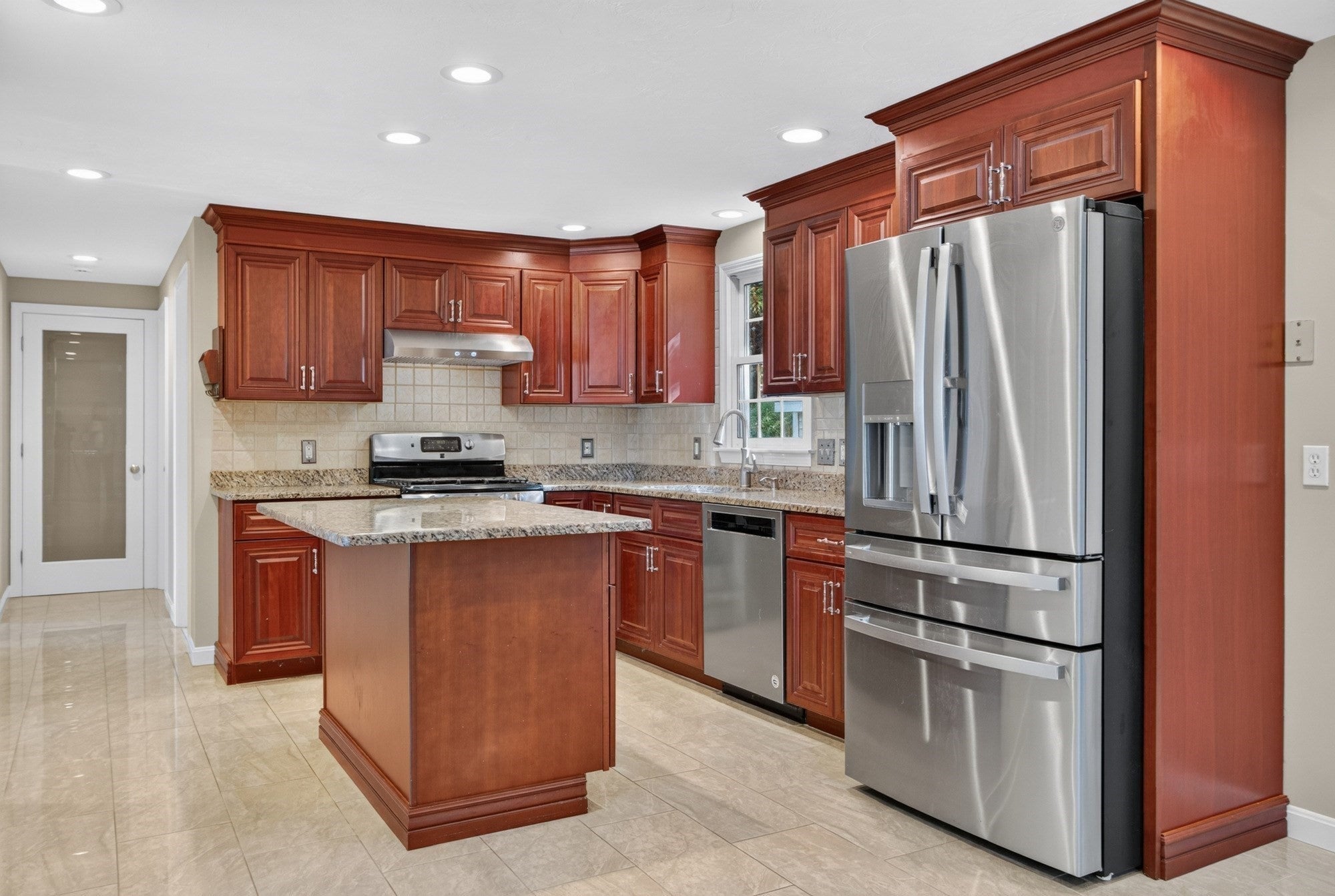 25 Corinth Drive, Worcester, MA Photo #2