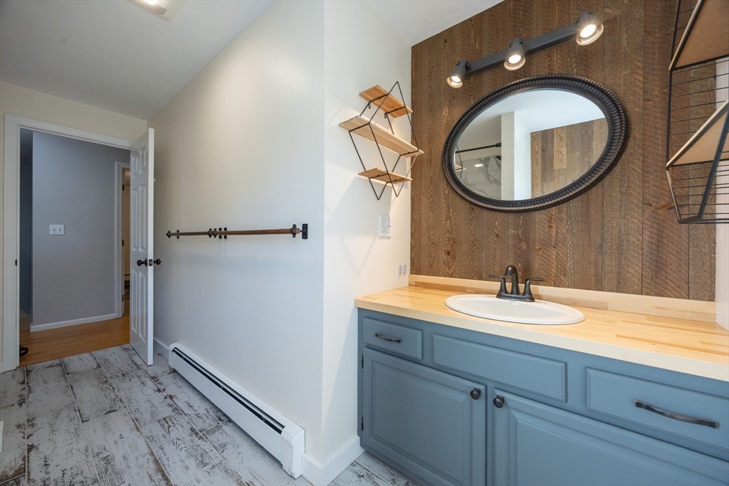 Upton, Massachusetts 01568, United States, 4 Bedrooms Bedrooms, ,3 BathroomsBathrooms,Residential,Active,232941