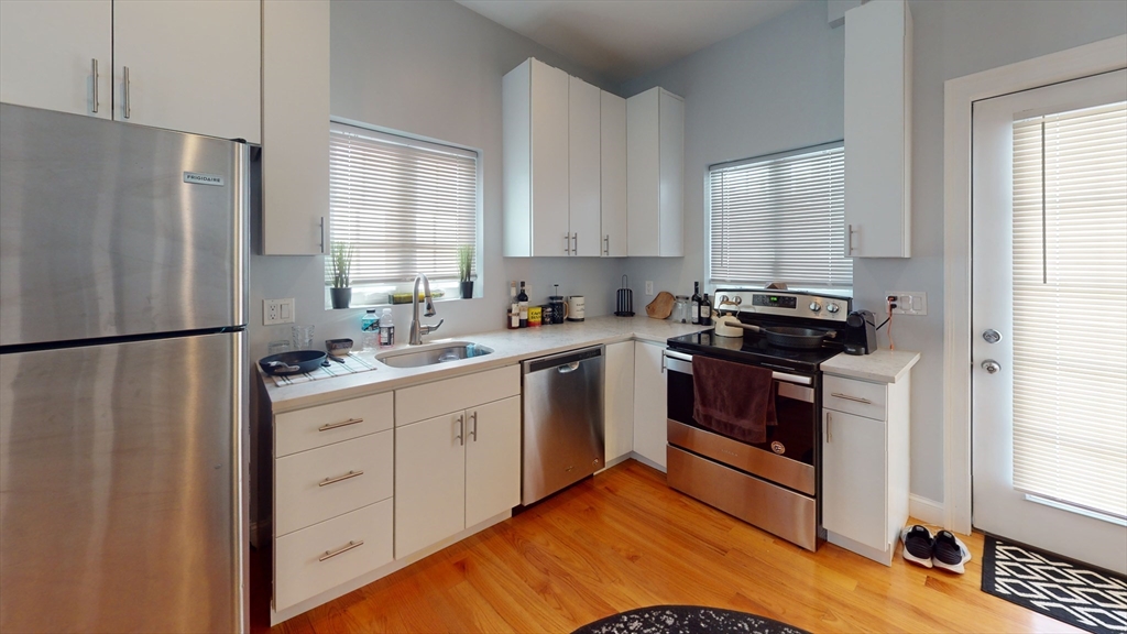 Click for 309R Sumner St #2L, Boston, MA slideshow