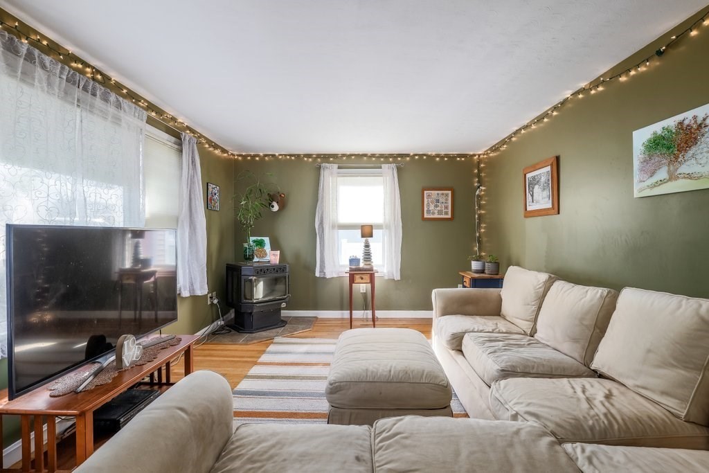 83 Stoneleigh Rd