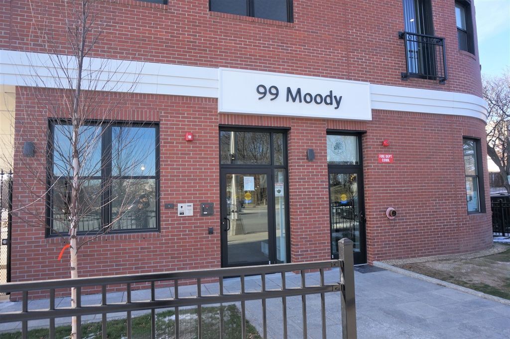Click for 99 Moody Street #5, Waltham, MA slideshow