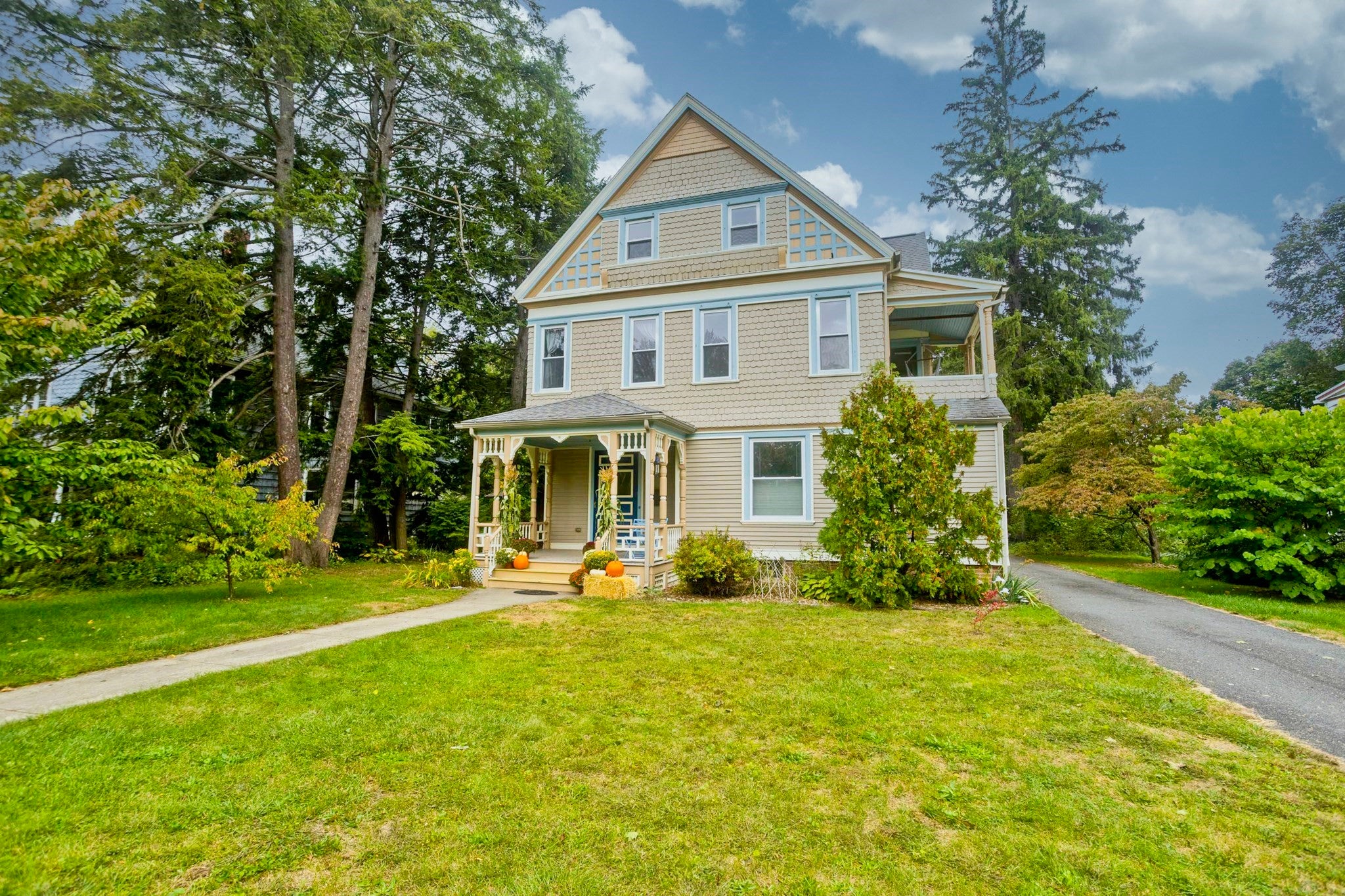 40 Fairfield Ave, Holyoke, MA Photo #2