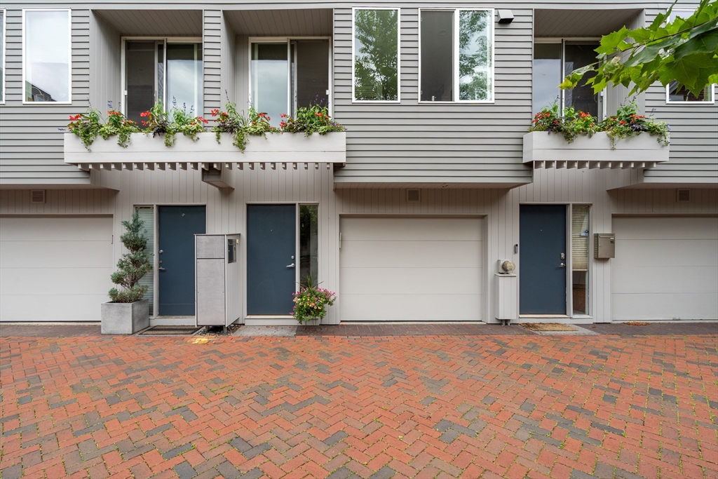 15 Ellery Square
