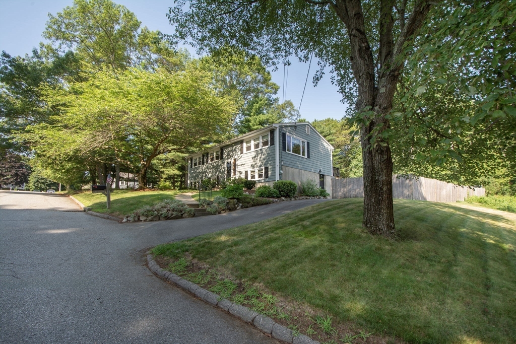 18 Howland Cir