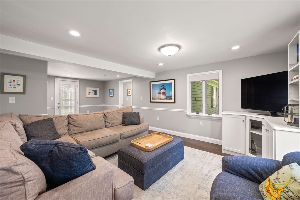 169 Pond St