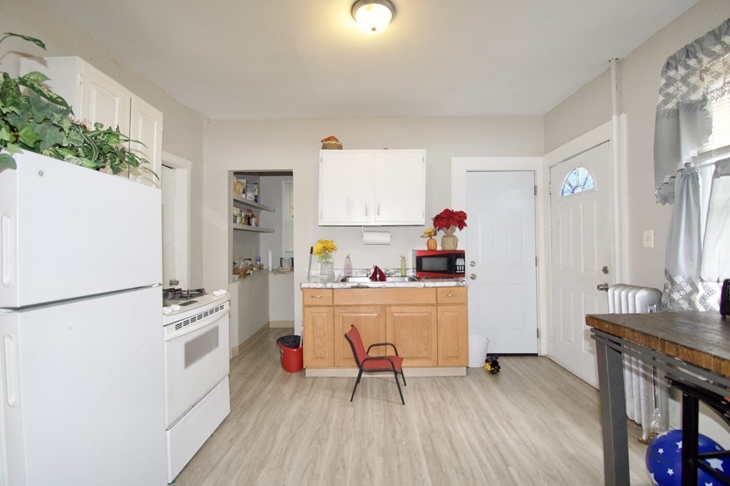 Springfield, Massachusetts 01105, United States, 9 Bedrooms Bedrooms, ,3 BathroomsBathrooms,Residential,Active,223773