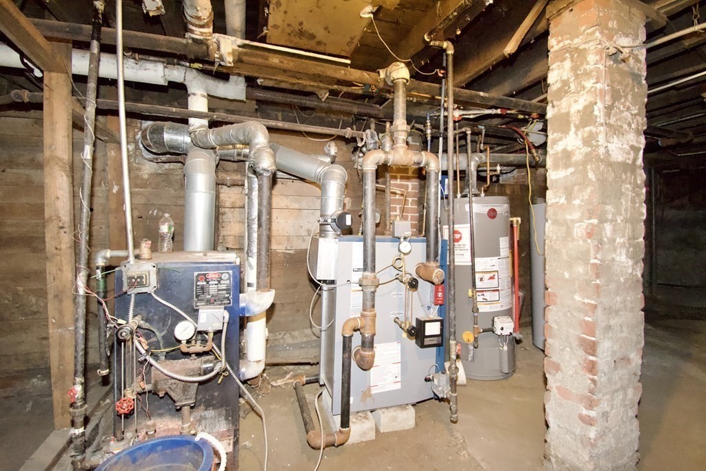 Springfield, Massachusetts 01105, United States, 9 Bedrooms Bedrooms, ,3 BathroomsBathrooms,Residential,Active,223773