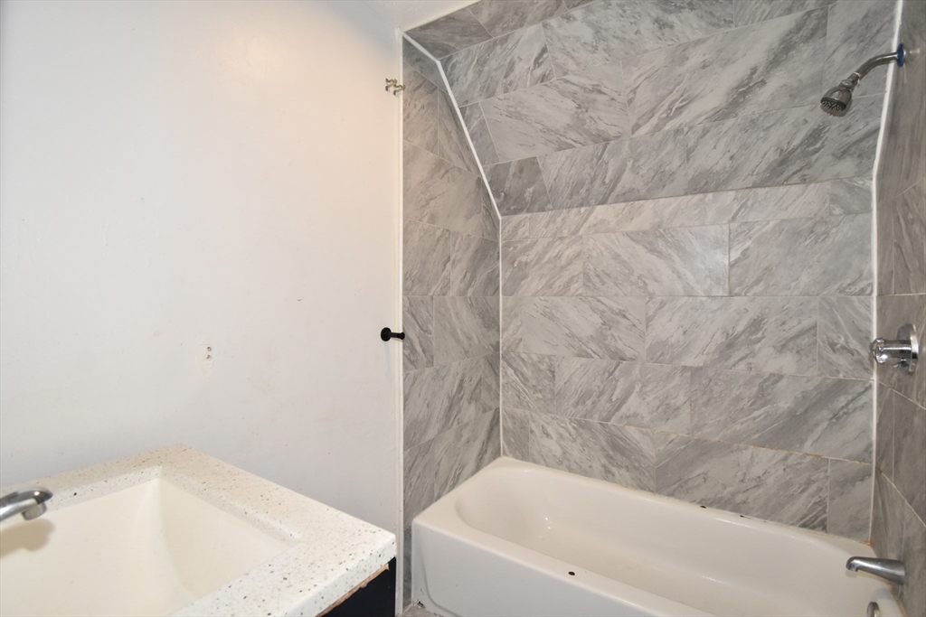 Springfield, Massachusetts 01105, United States, 9 Bedrooms Bedrooms, ,3 BathroomsBathrooms,Residential,Active,223773