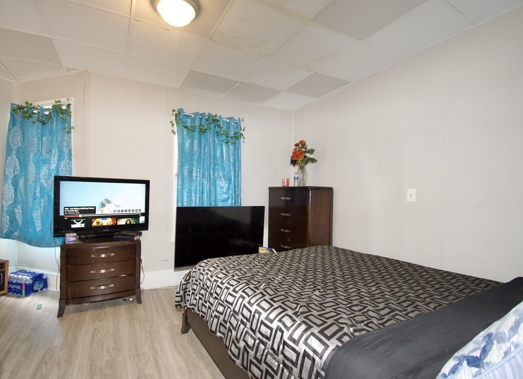 Springfield, Massachusetts 01105, United States, 9 Bedrooms Bedrooms, ,3 BathroomsBathrooms,Residential,Active,223773