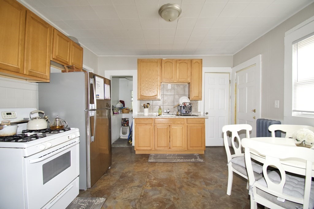 Springfield, Massachusetts 01105, United States, 9 Bedrooms Bedrooms, ,3 BathroomsBathrooms,Residential,Active,223773