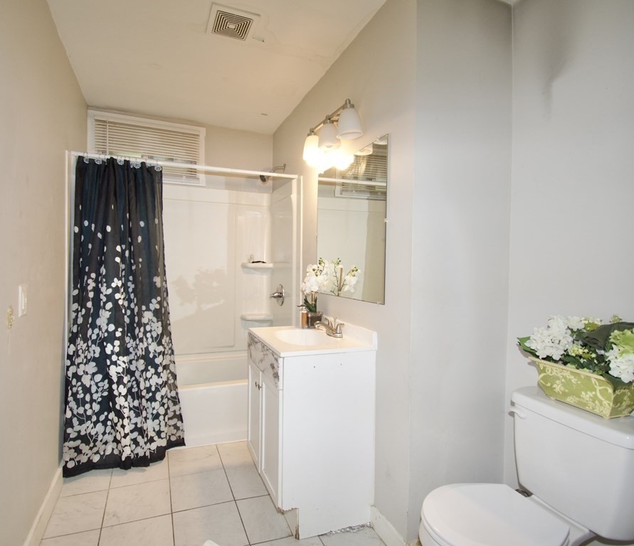 Springfield, Massachusetts 01105, United States, 9 Bedrooms Bedrooms, ,3 BathroomsBathrooms,Residential,Active,223773