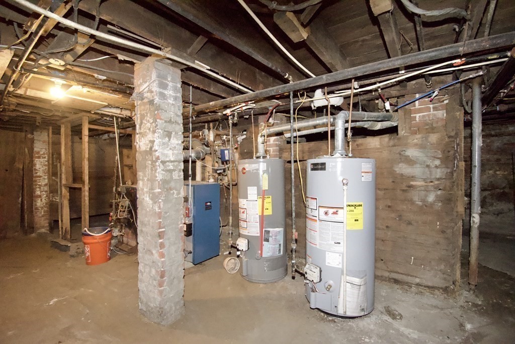 Springfield, Massachusetts 01105, United States, 9 Bedrooms Bedrooms, ,3 BathroomsBathrooms,Residential,Active,223773