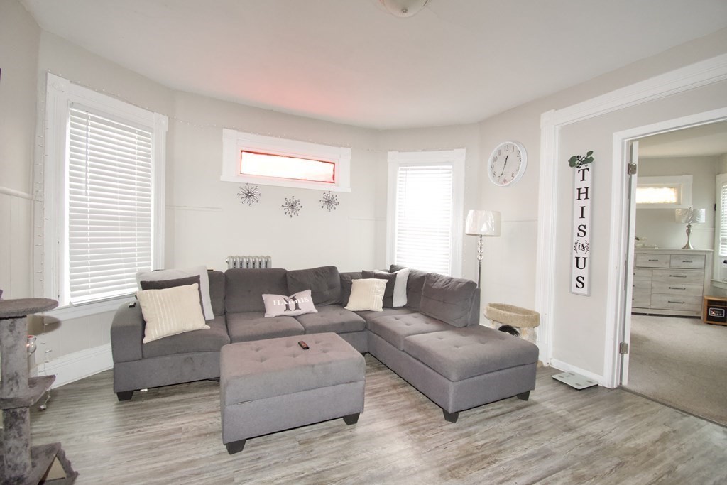 Springfield, Massachusetts 01105, United States, 9 Bedrooms Bedrooms, ,3 BathroomsBathrooms,Residential,Active,223773