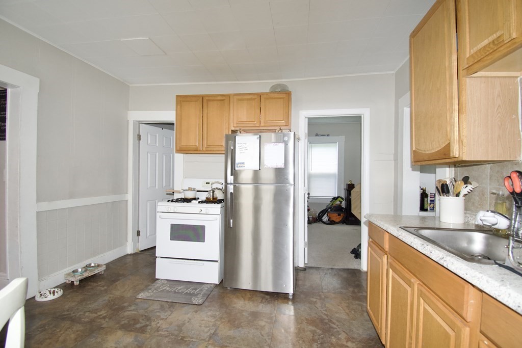 Springfield, Massachusetts 01105, United States, 9 Bedrooms Bedrooms, ,3 BathroomsBathrooms,Residential,Active,223773