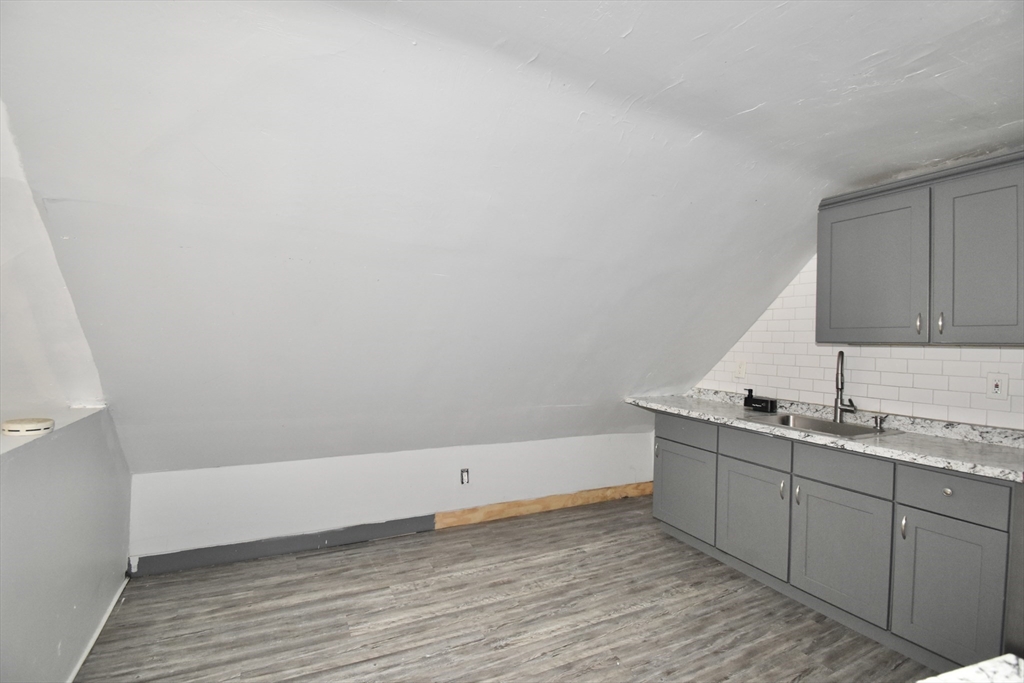 Springfield, Massachusetts 01105, United States, 9 Bedrooms Bedrooms, ,3 BathroomsBathrooms,Residential,Active,223773