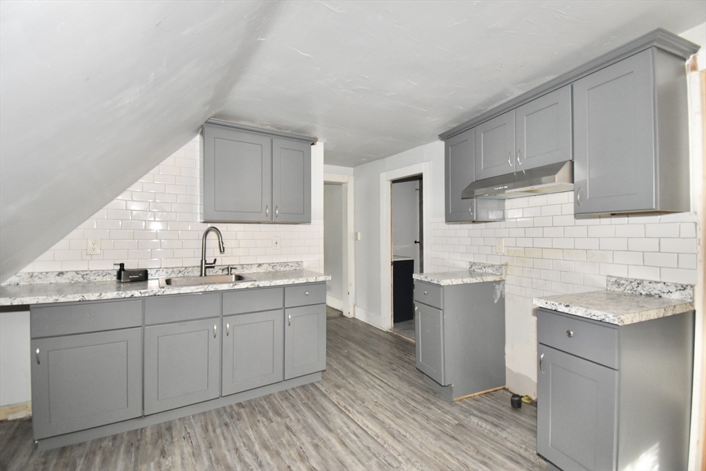 Springfield, Massachusetts 01105, United States, 9 Bedrooms Bedrooms, ,3 BathroomsBathrooms,Residential,Active,223773