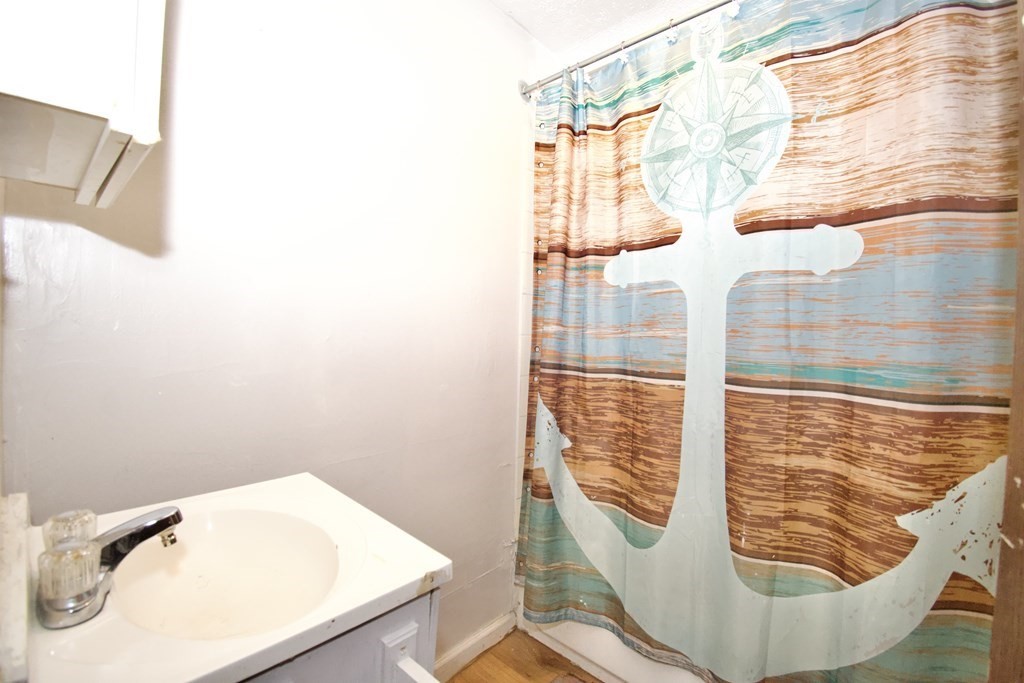 Springfield, Massachusetts 01105, United States, 9 Bedrooms Bedrooms, ,3 BathroomsBathrooms,Residential,Active,223773