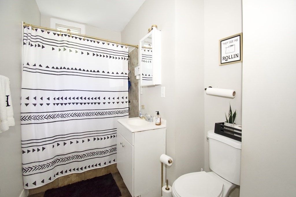 Springfield, Massachusetts 01105, United States, 9 Bedrooms Bedrooms, ,3 BathroomsBathrooms,Residential,Active,223773