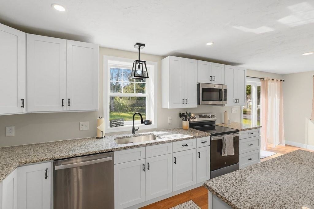 28 Ash St, Webster, MA Photo #7