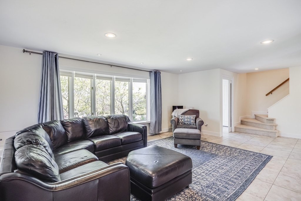 10 Westerly Dr
