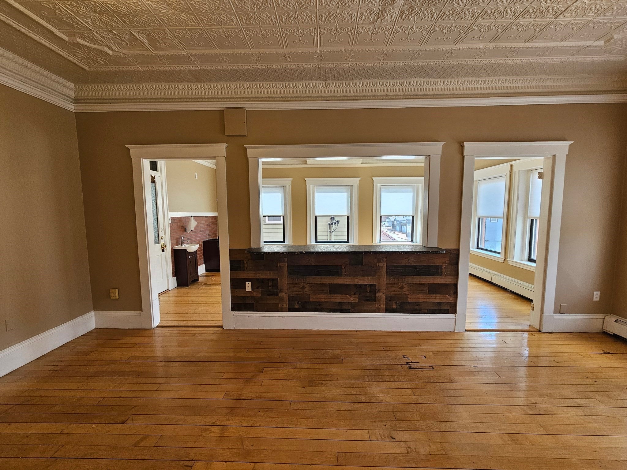127-129 N Main St 208-209
