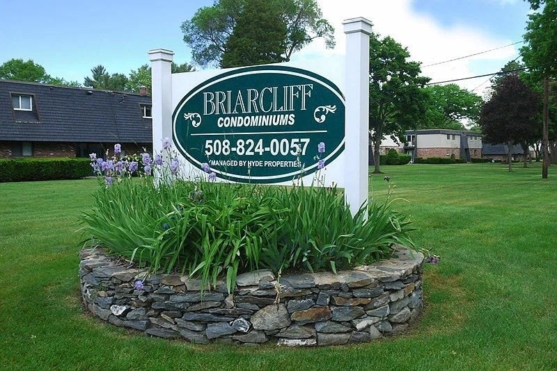 Photo of 130 Briarcliff Rd, Raynham, MA