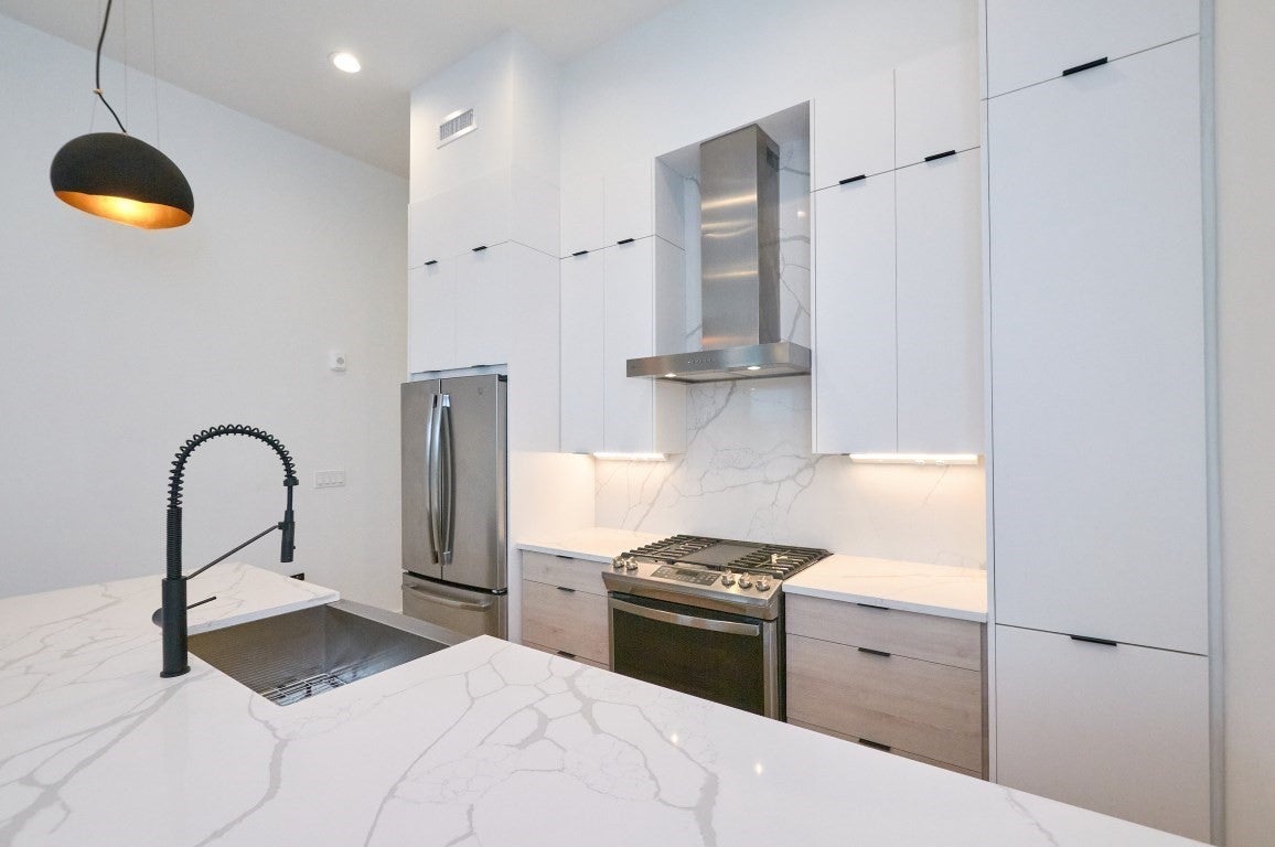 360 Meridian St 5, Boston MA 02128
