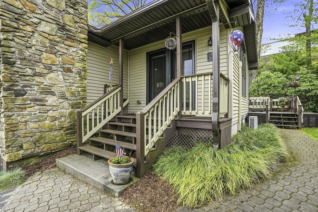 460 Lake Ave