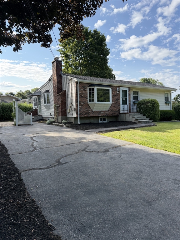 7 Hemlock Dr, Medway, MA Photo #2