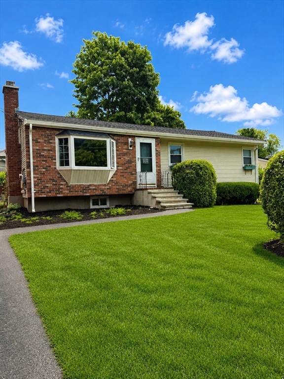 7 Hemlock Dr, Medway, MA Photo #1