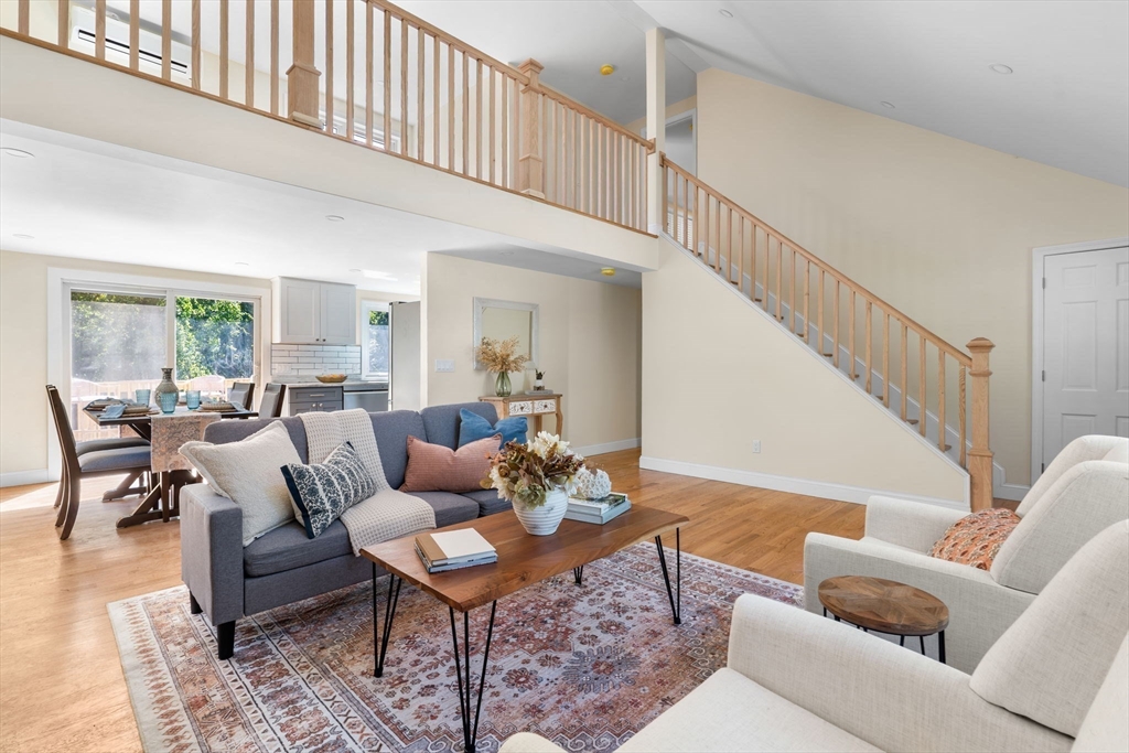 10 Surrey Dr