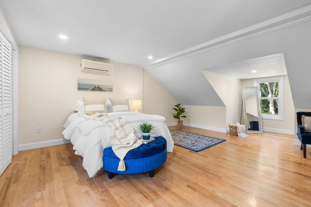 10 Surrey Dr