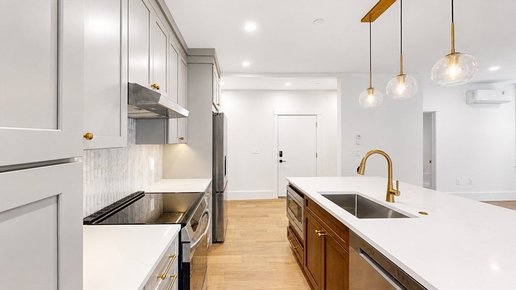 139 Sycamore St #B, Somerville, MA, 139 Sycamore St #B, Somerville, MA Photo #2