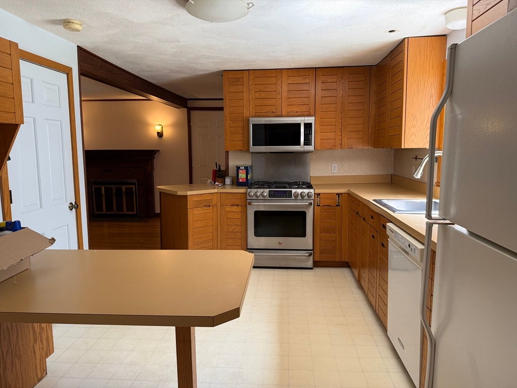 17 Pondview Rd, Sudbury, MA Photo #11