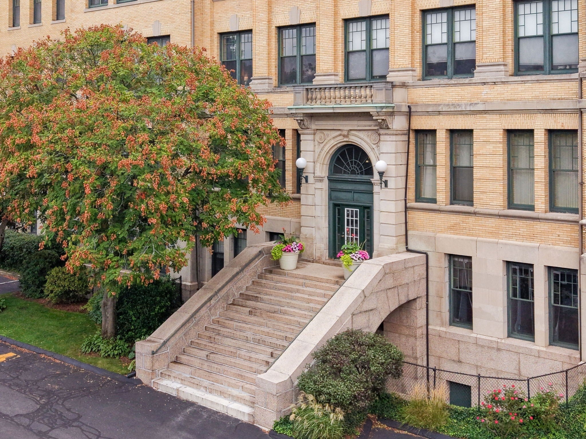 Photo of 235 State St, Springfield, MA