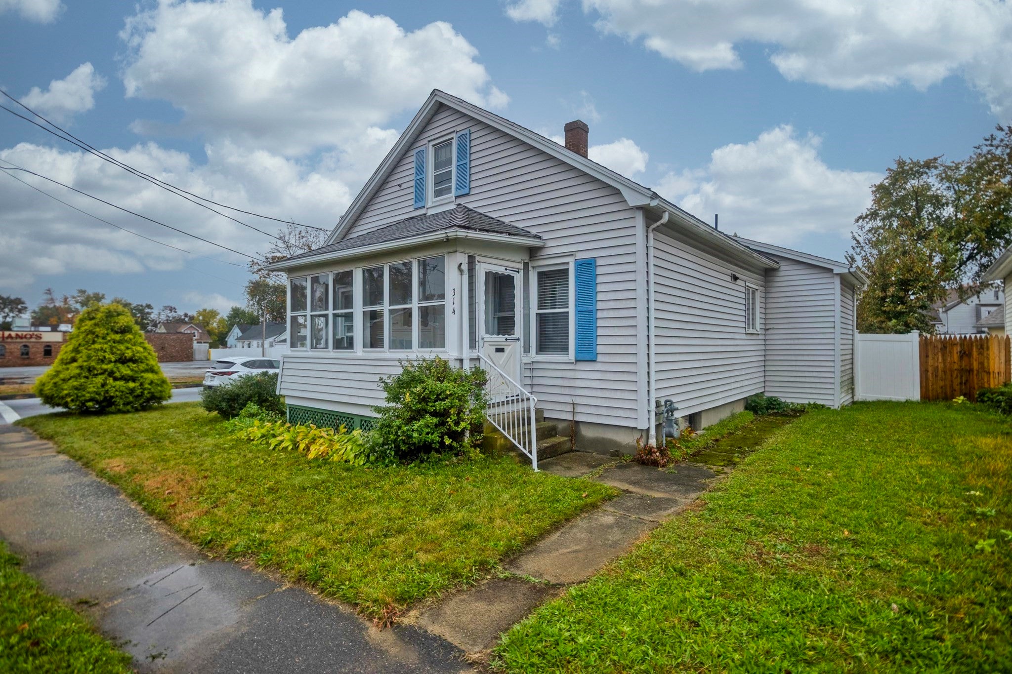 Photo of 314 Carew St, Chicopee, MA