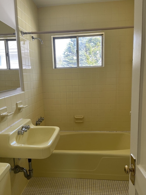 Watertown, Massachusetts 02472, United States, 2 Bedrooms Bedrooms, ,1 BathroomBathrooms,Residential,Pending,114923