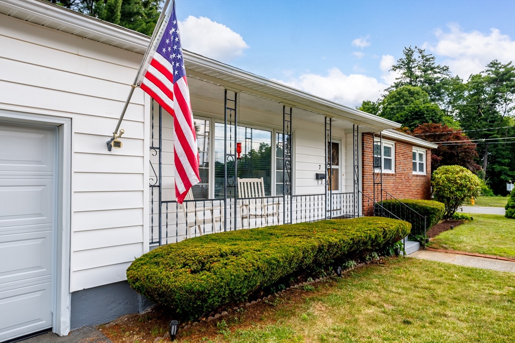 7 Knollwood Ln