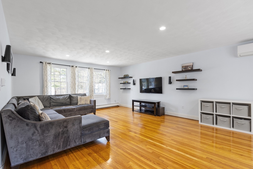 Medfield, Massachusetts 02052, United States, 4 Bedrooms Bedrooms, ,2 BathroomsBathrooms,Residential,Pending,93557