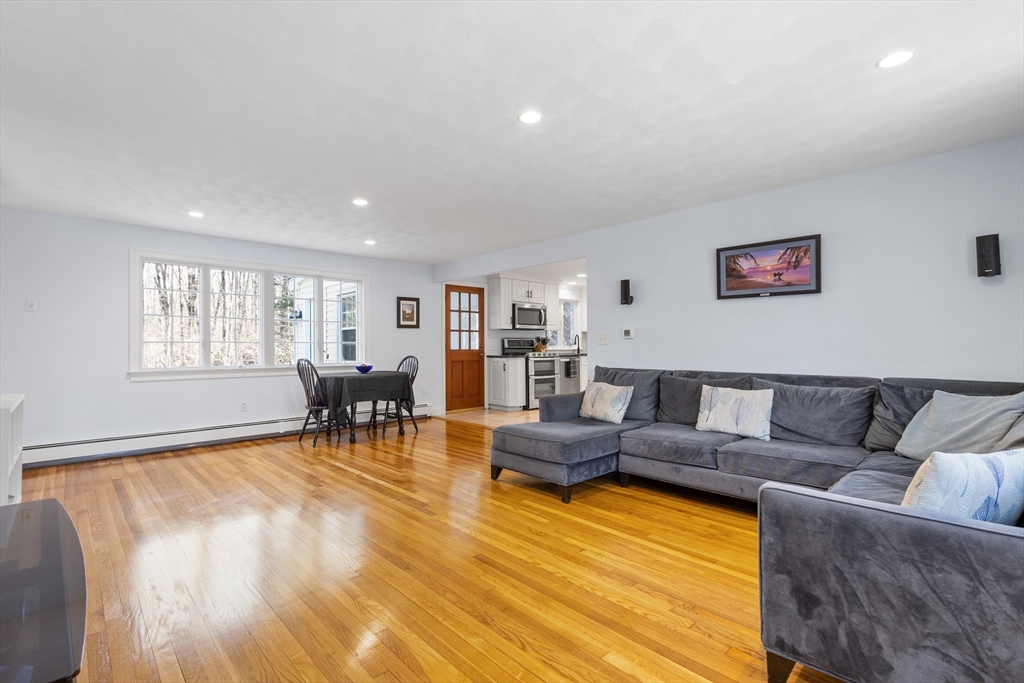 Medfield, Massachusetts 02052, United States, 4 Bedrooms Bedrooms, ,2 BathroomsBathrooms,Residential,Pending,93557