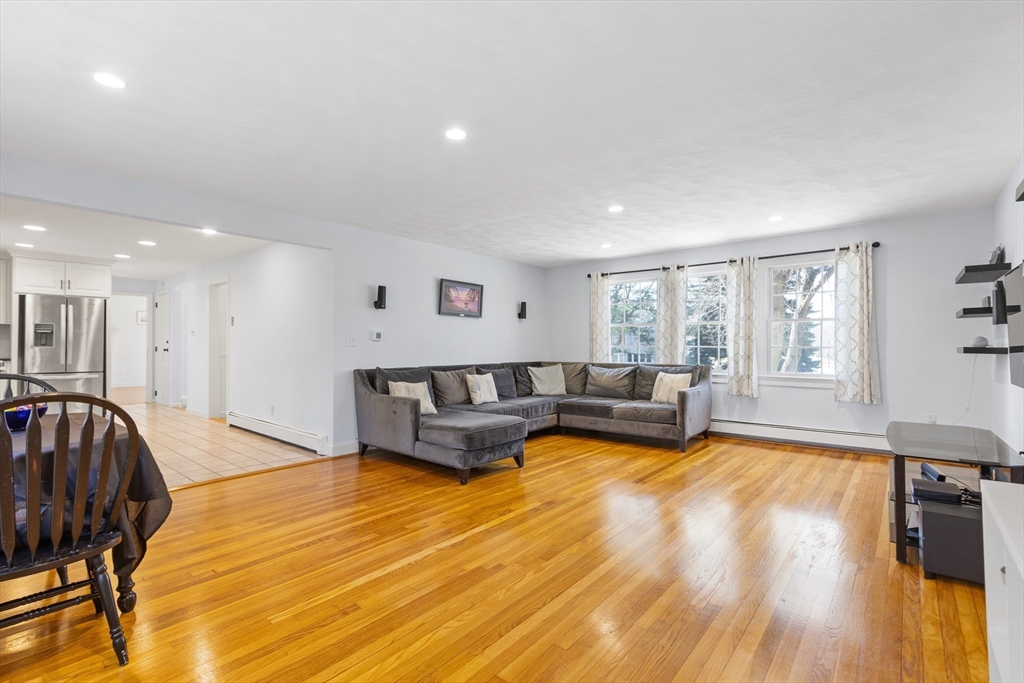 Medfield, Massachusetts 02052, United States, 4 Bedrooms Bedrooms, ,2 BathroomsBathrooms,Residential,Pending,93557