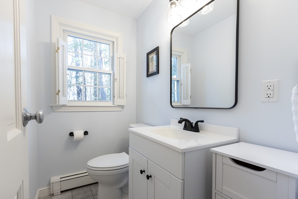 Medfield, Massachusetts 02052, United States, 4 Bedrooms Bedrooms, ,2 BathroomsBathrooms,Residential,Pending,93557