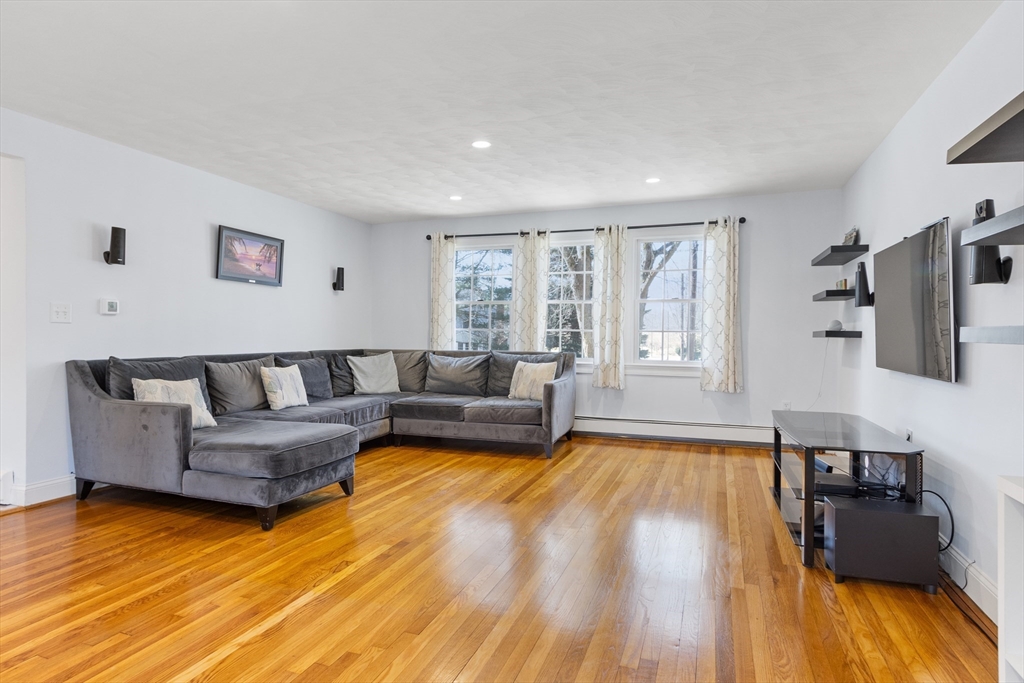 Medfield, Massachusetts 02052, United States, 4 Bedrooms Bedrooms, ,2 BathroomsBathrooms,Residential,Pending,93557